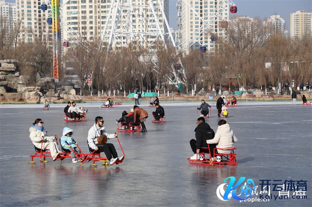 市民在西宁市东谈主民公园的冰场溜冰。东谈主民网 马可欣摄