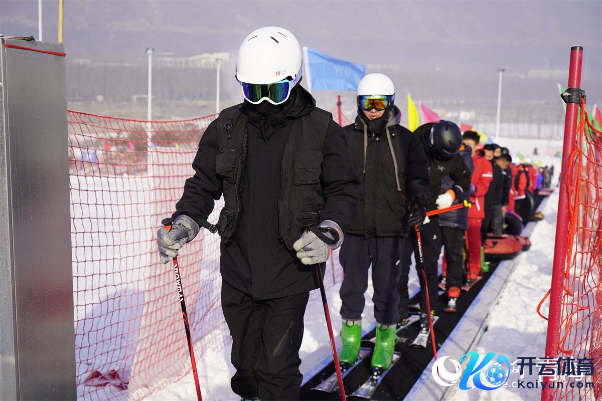市民在西宁甘河城市郊外公园畅玩冰雪神志。东谈主民网 陈明菊摄