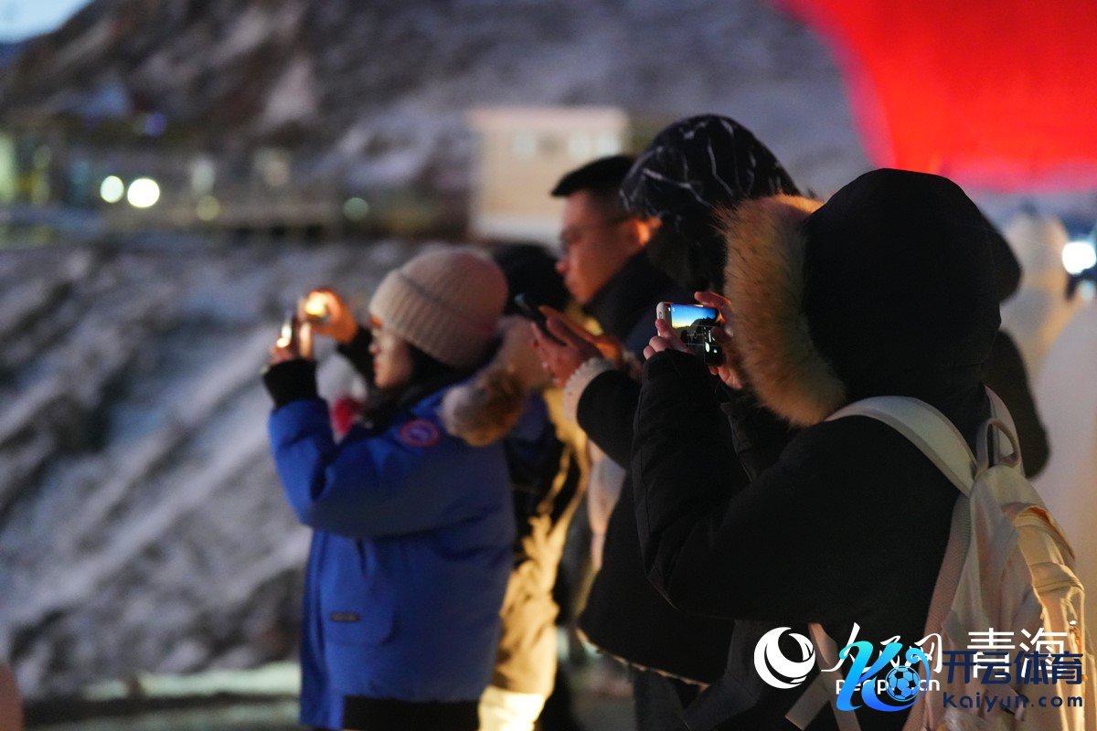 搭客在拉脊山巅赏日出云海、雪平地面。东谈主民网记者 杨启红摄