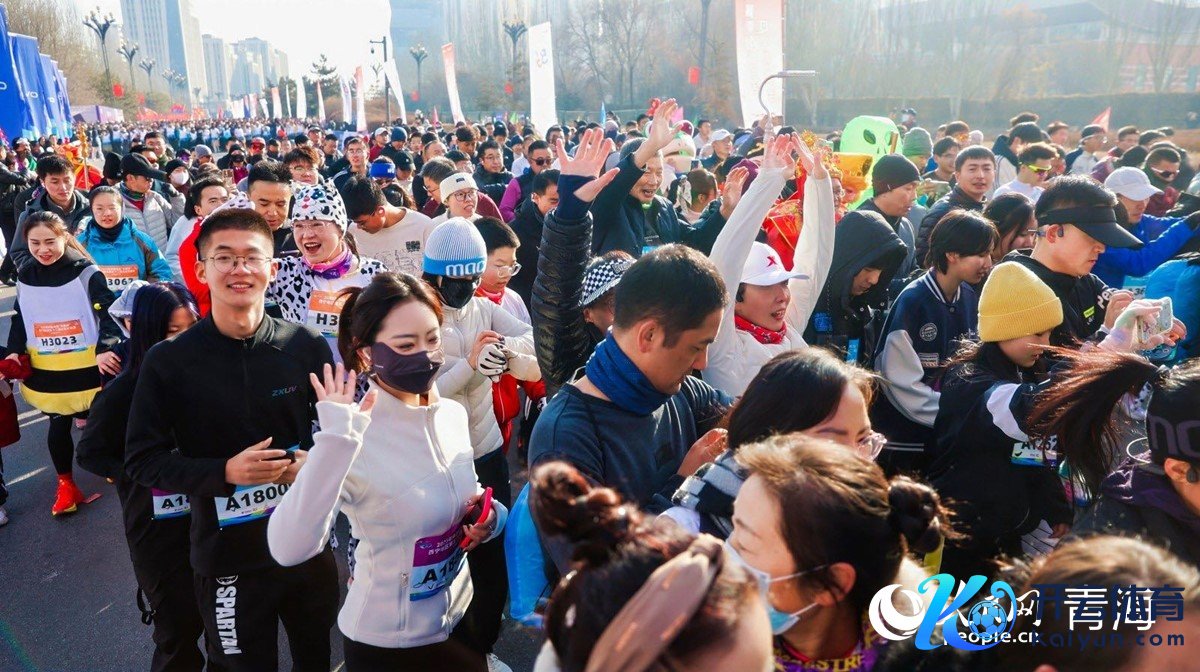 西宁地区第52届元旦环城赛开跑。东谈主民网 况玉摄